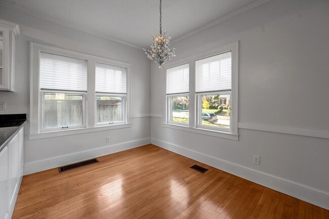 Foto del edificio - Charming 4Bedroom Stone Home with Detached Guest Apartment & Garage in Chevy Chase