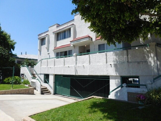 Foto del edificio - 10241 Commerce Ave