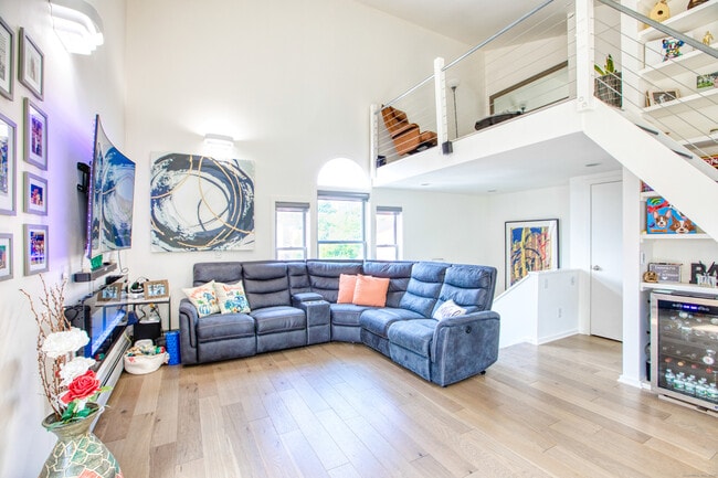 Building Photo - 32 Pine St