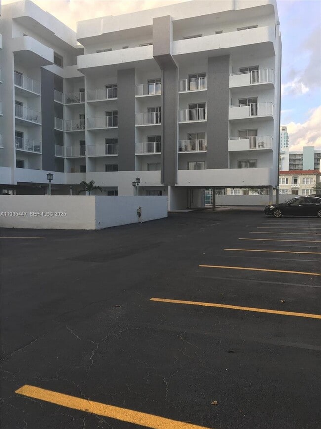 Building Photo - 395 NE 21st St