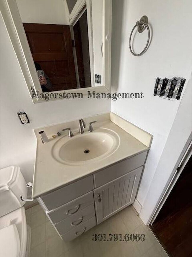 Foto del edificio - Beautiful 3 BR 1 BA Duplex