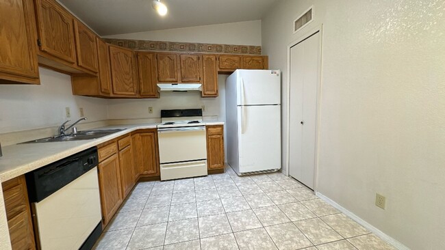Building Photo - Very Nice 2 bedroom house with a Community...