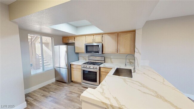 Foto del edificio - 8070 W Russell Rd