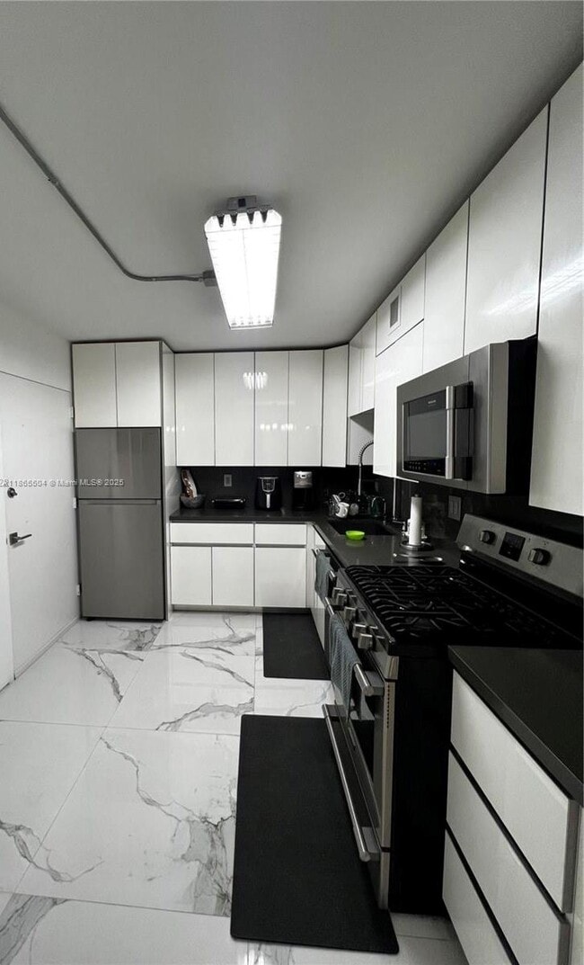 Building Photo - 2030 S Ocean Dr