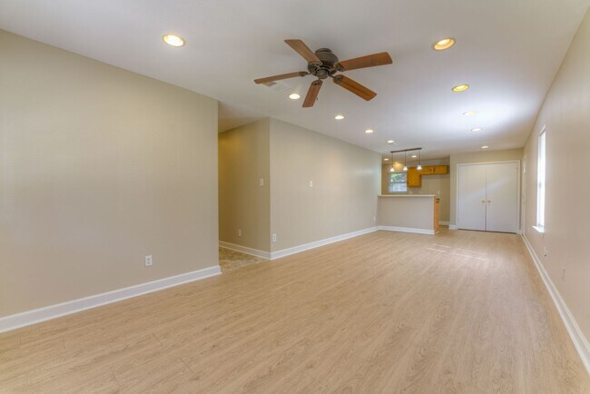 Building Photo - Move-in special - 1/2 off first month's rent!