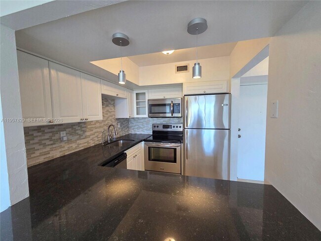 Building Photo - 2715 Tigertail Ave