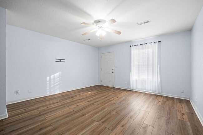 Building Photo - 504 Luxury Dr