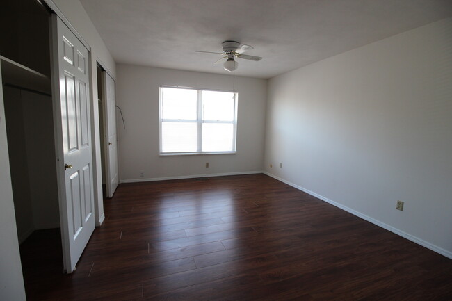 main bedroom - 4510 Jamieson Ave