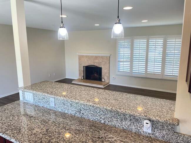 Foto del edificio - Live Large in this Outstanding 4 bed / 3 bath