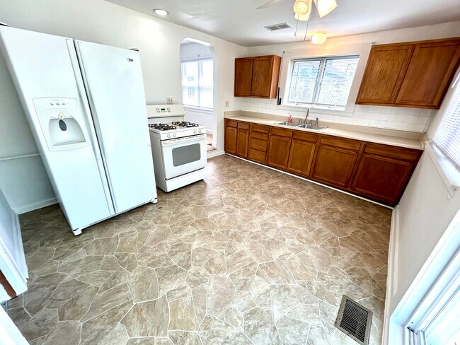 Space for eat in kitchen - 66 N 3rd Ave