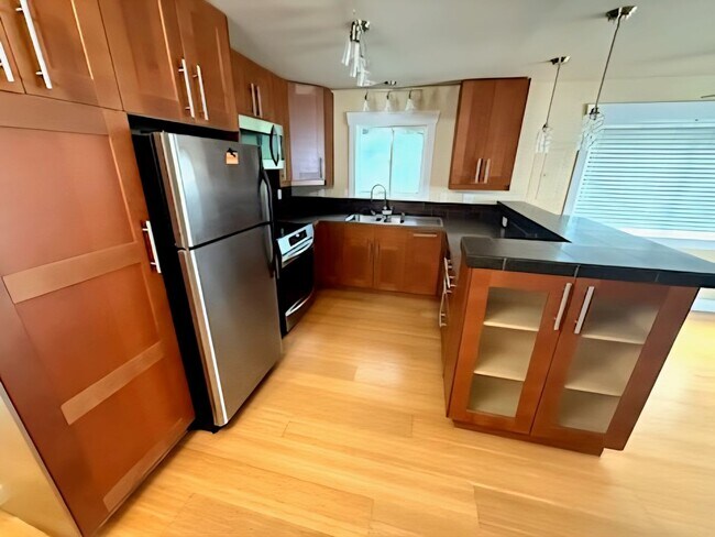Foto del edificio - Modern West Seattle Condo | Beautiful Two Bedroom with Private Balcony