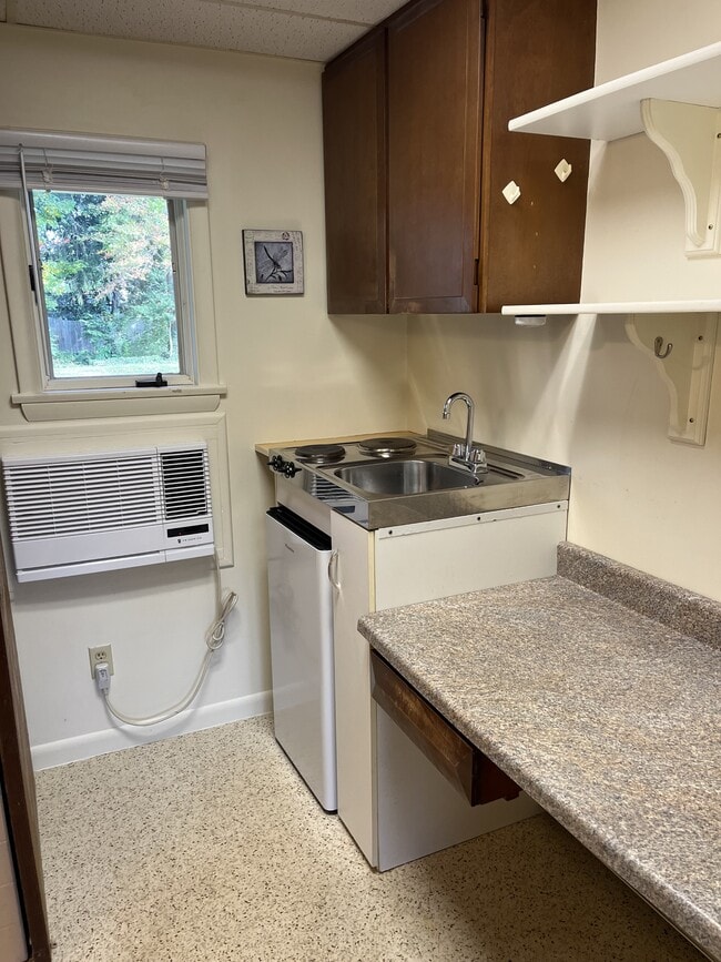 Building Photo - 808 Fairway Dr