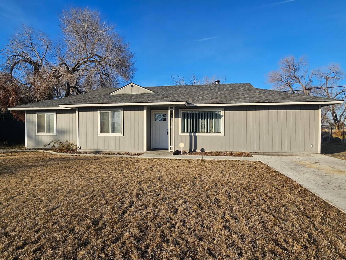 Primary Photo - House Close to Airport