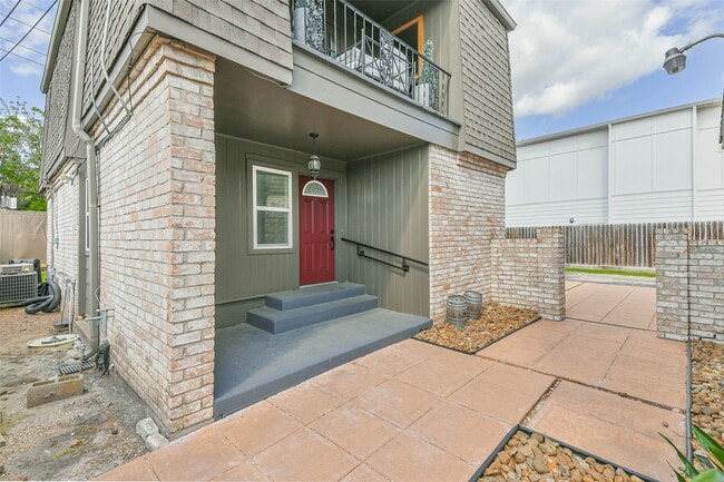 Foto del edificio - 5922 Fairdale Ln