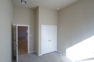 Building Photo - 8774 Laurel Crest Dr