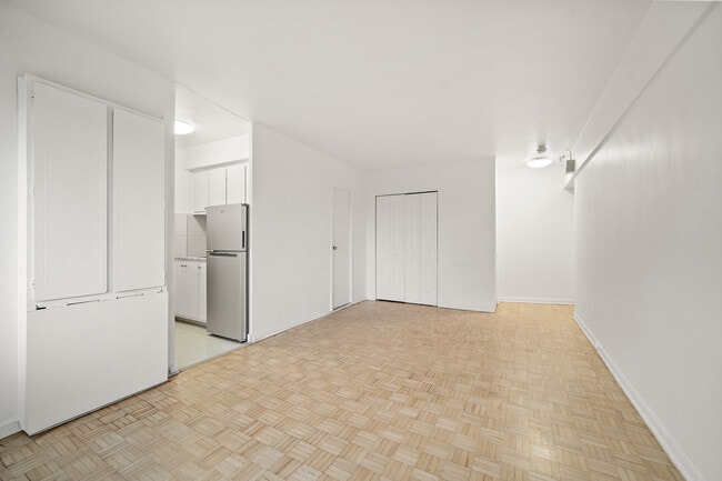 Building Photo - 500 Des Pins
