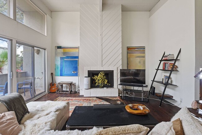 Building Photo - FURNISHED 2-BEDROOM TERRELL HEIGHTS CONDO