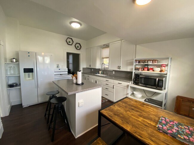 Foto del edificio - Pet Friendly |Stylish 3 Bedroom | 2 Bath Duplex in The Dalles – Great Location & Modern Comforts