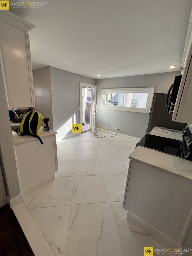 Building Photo - 10 Lawrence St