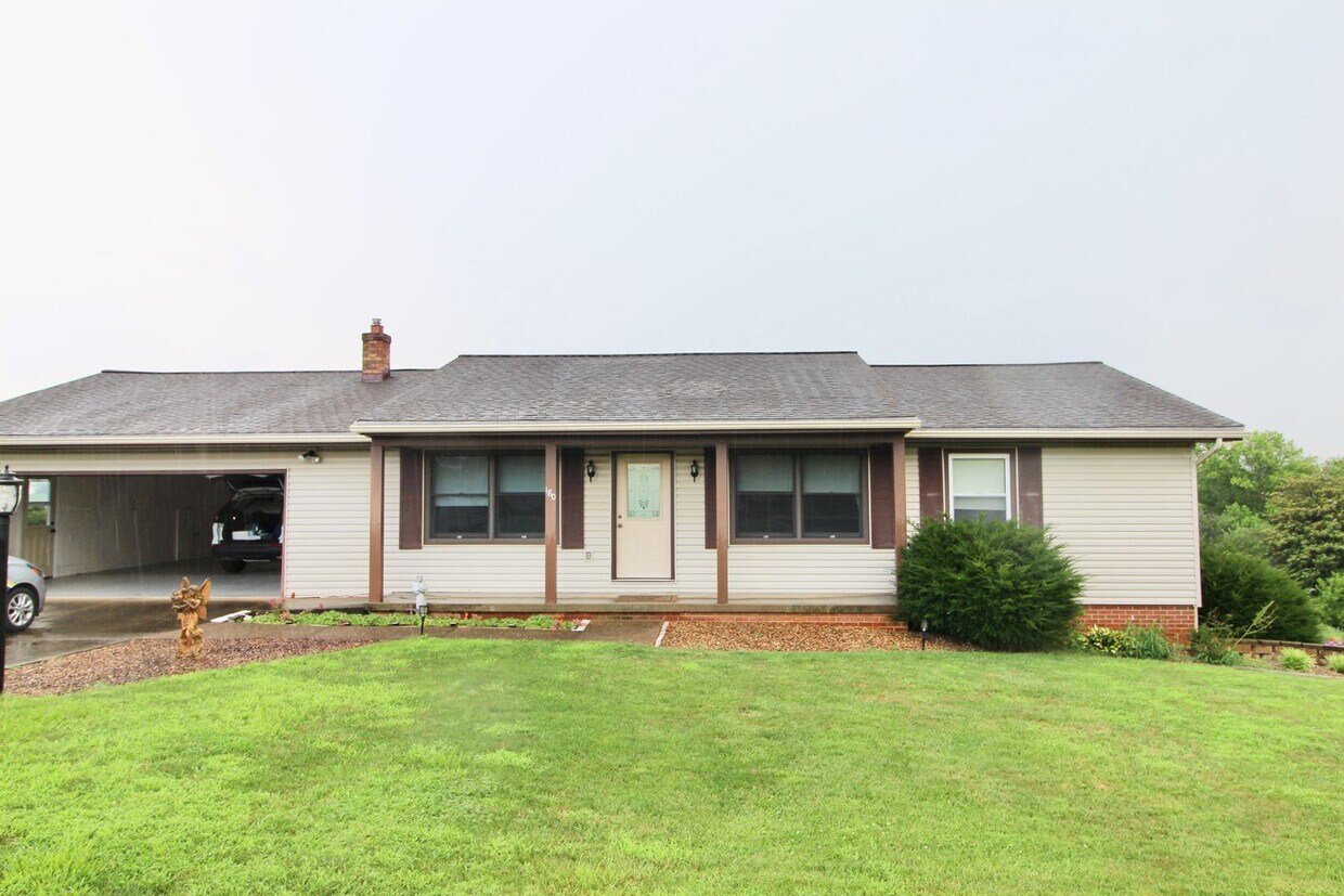 Foto principal - For Rent: Spacious Ranch-Style Home with S...