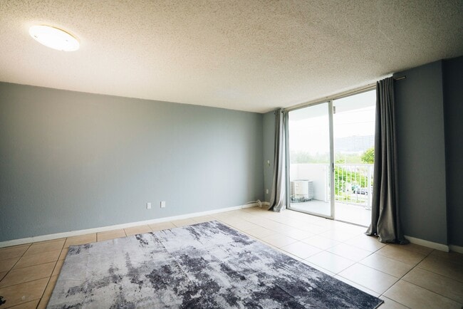 Building Photo - 2000 NE 135th St