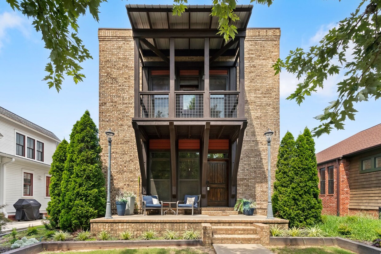 Primary Photo - Prime Fayetteville Location with Easy Acce...