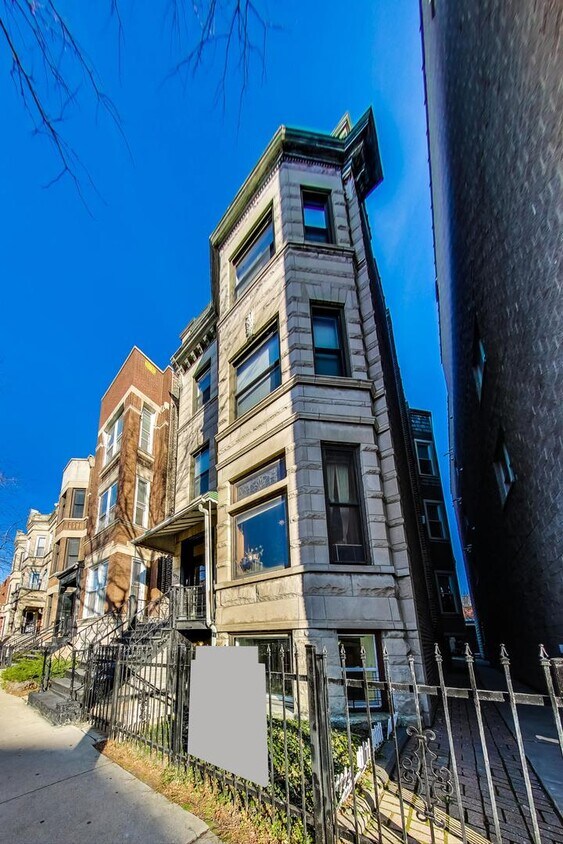 Foto principal - 1037 N Damen Ave.