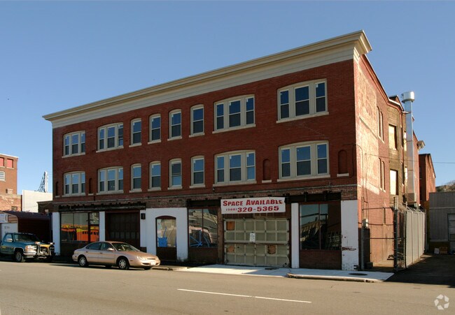Building Photo - 64 Water St