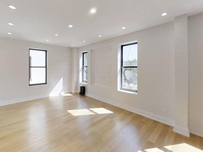 Building Photo - 12 Crown St