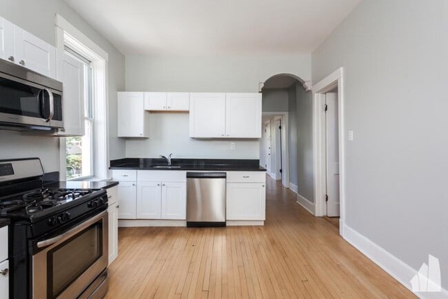 Building Photo - 3 bedroom in Chicago IL 60622