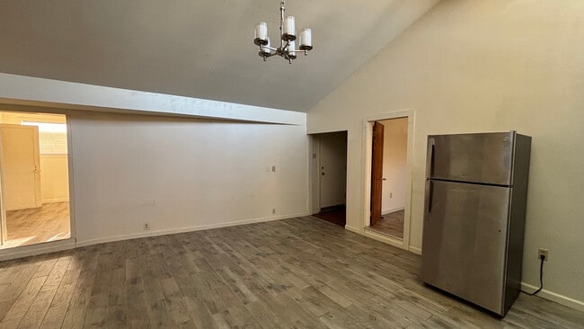 Building Photo - 562 Van Buren St