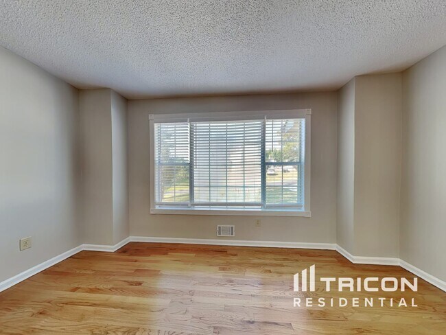 Building Photo - 2615 Sandstone Dr