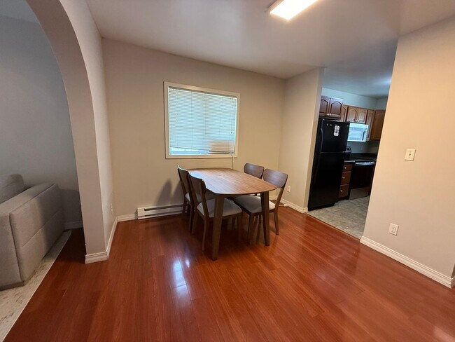 Foto del edificio - Spacious 4 Bedroom, 2 Bath Home — Close to...