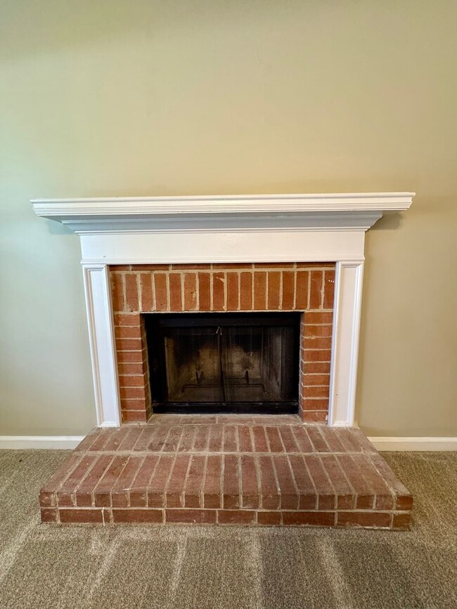 Building Photo - Charming 3 Bedroom, 2 Bath Home Available Now!