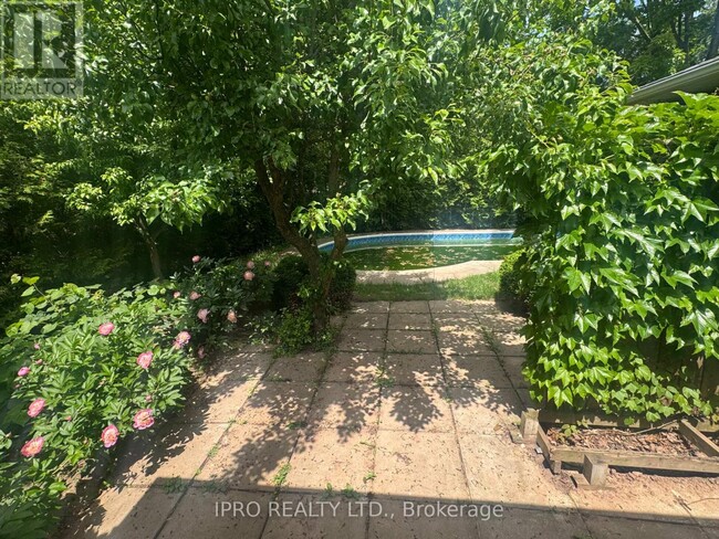 Building Photo - 2069 Thornlea Dr