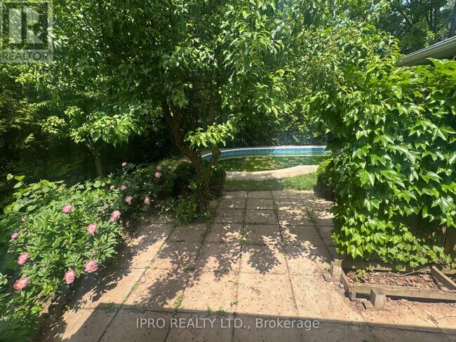 Photo du bâtiment - 2069 Thornlea Dr