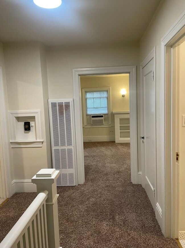 Building Photo - Upstairs 2 Bedroom/1 Bathroom Unit