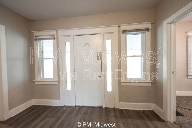 Building Photo - 130 N Gladstone Ave