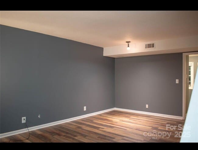 Foto del edificio - 1300 Larchmont Pl