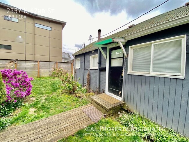 Building Photo - Private Cottage Studio Unit! **2 Block to ...