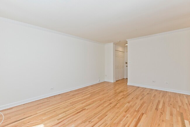 Building Photo - 5423 N Winthrop Ave