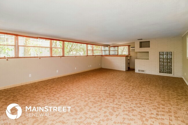 Building Photo - 1197 W Lakeview Cir