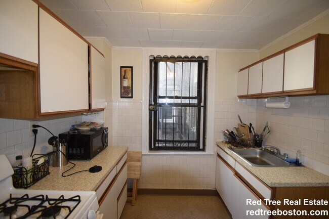 Building Photo - 376 Riverway
