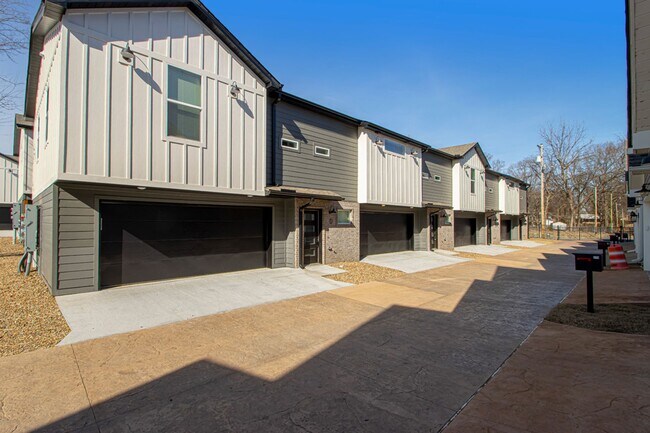 Foto del edificio - 2 Bed 2 Bath 2 Car Garage Townhome in Rock...
