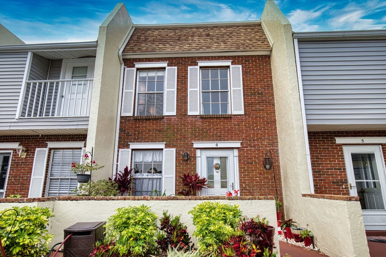 Foto principal - Annual Furnished 2 Bedroom 1.5 Bathroom To...