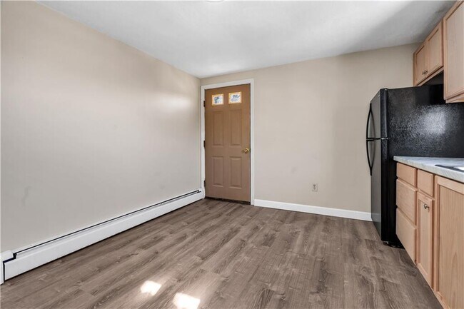 Building Photo - 12 Monson St