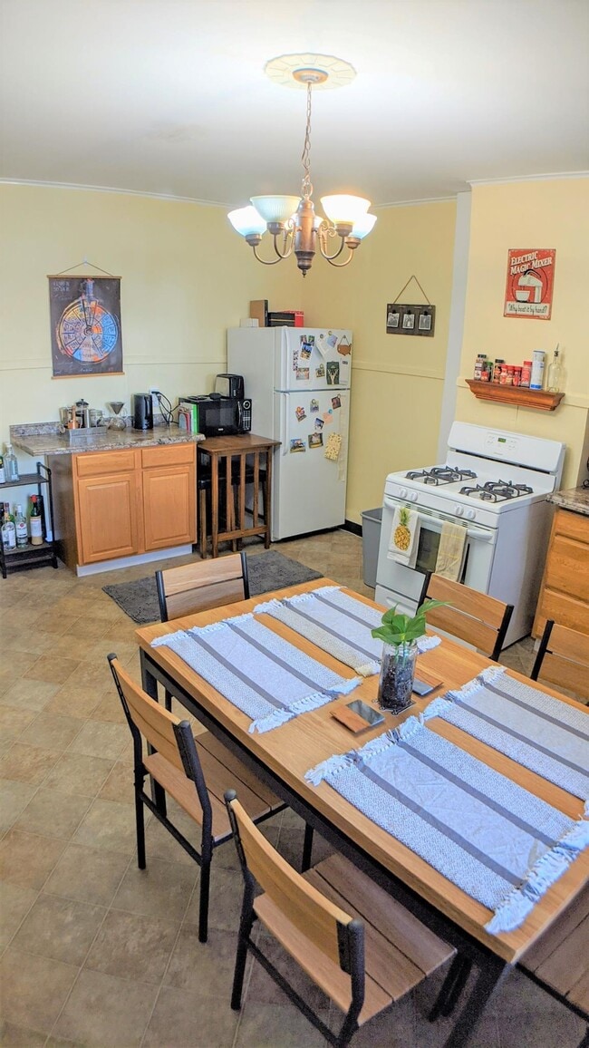 Building Photo - 11 Bristol St