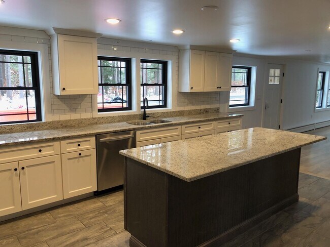 Foto del edificio - 77 Sewalls Falls Rd