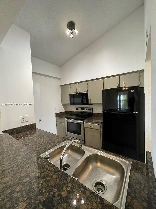 Building Photo - 2841 N Oakland Forest Dr