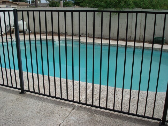 Building Photo - FOR RENT 5BR/2BA HOUSE - SWIMMING POOL, TI...